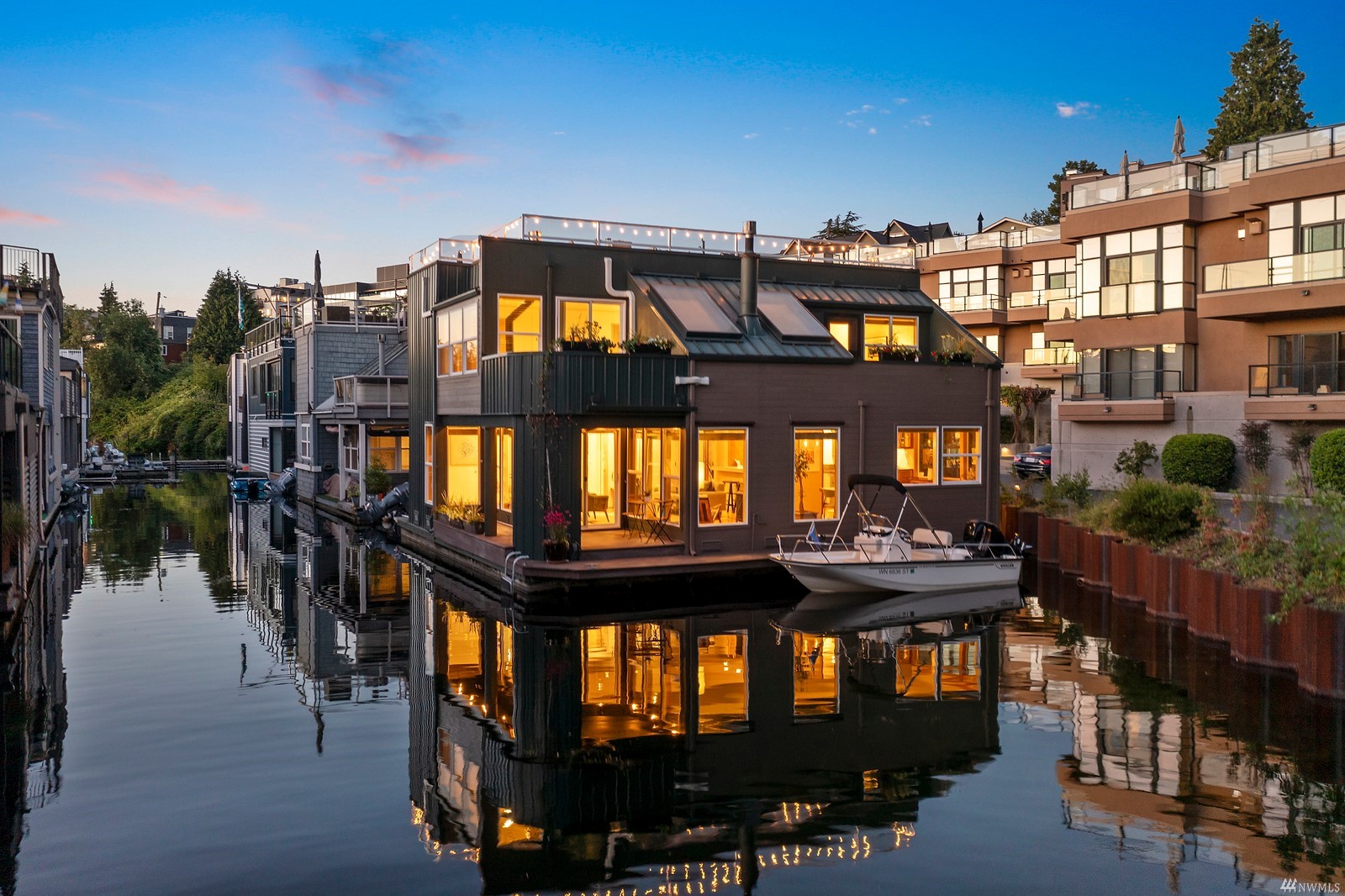 Spacious Floating Home in Mallard Cove Houseboats of Seattle
