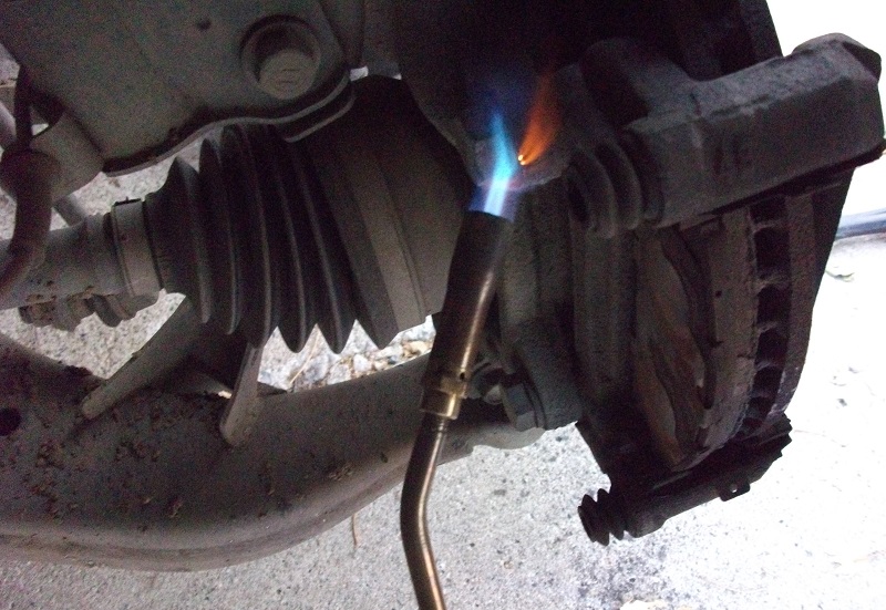 7 Easy Ways to Remove a Stripped, Rusted or Rounded Bolt (With Pictures