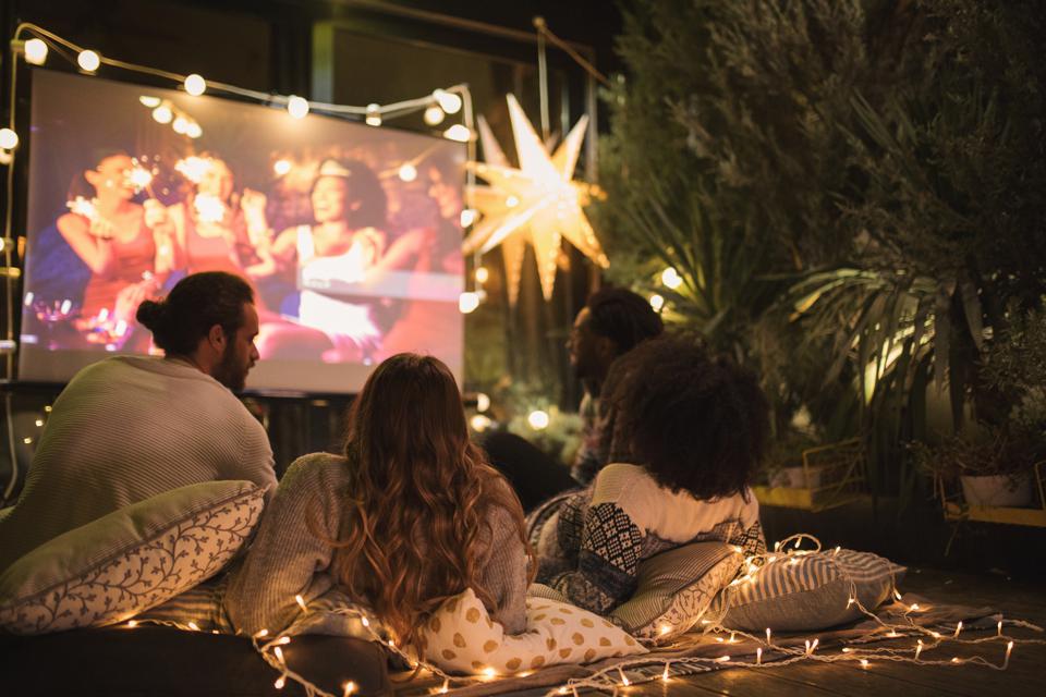 How To Set Up The Perfect Backyard Movie Night House Integrals