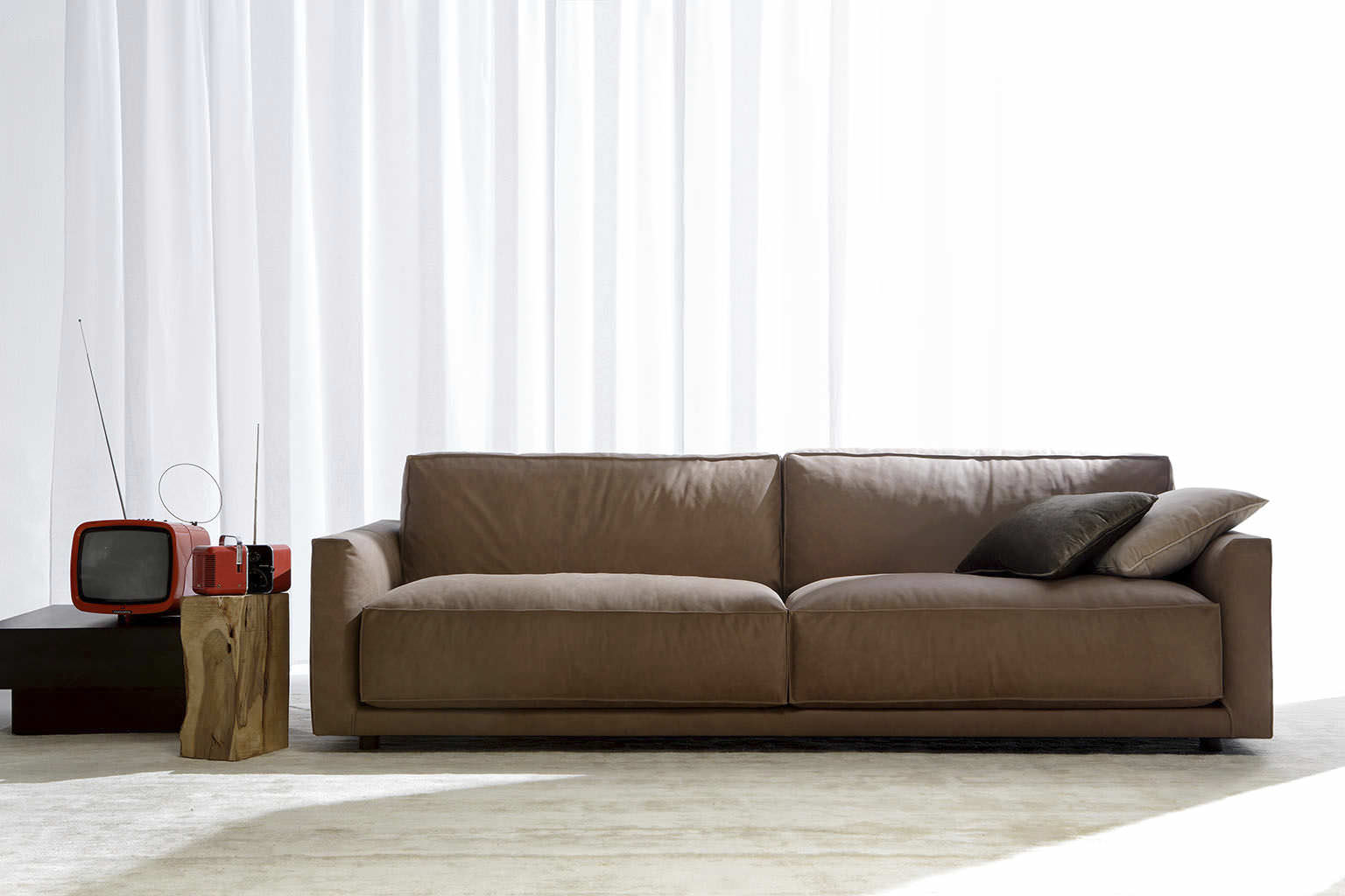 20 Elegant Leather Couch Designs For Your Living Room