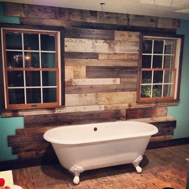 20 Bathrooms With Wood Wall Designs