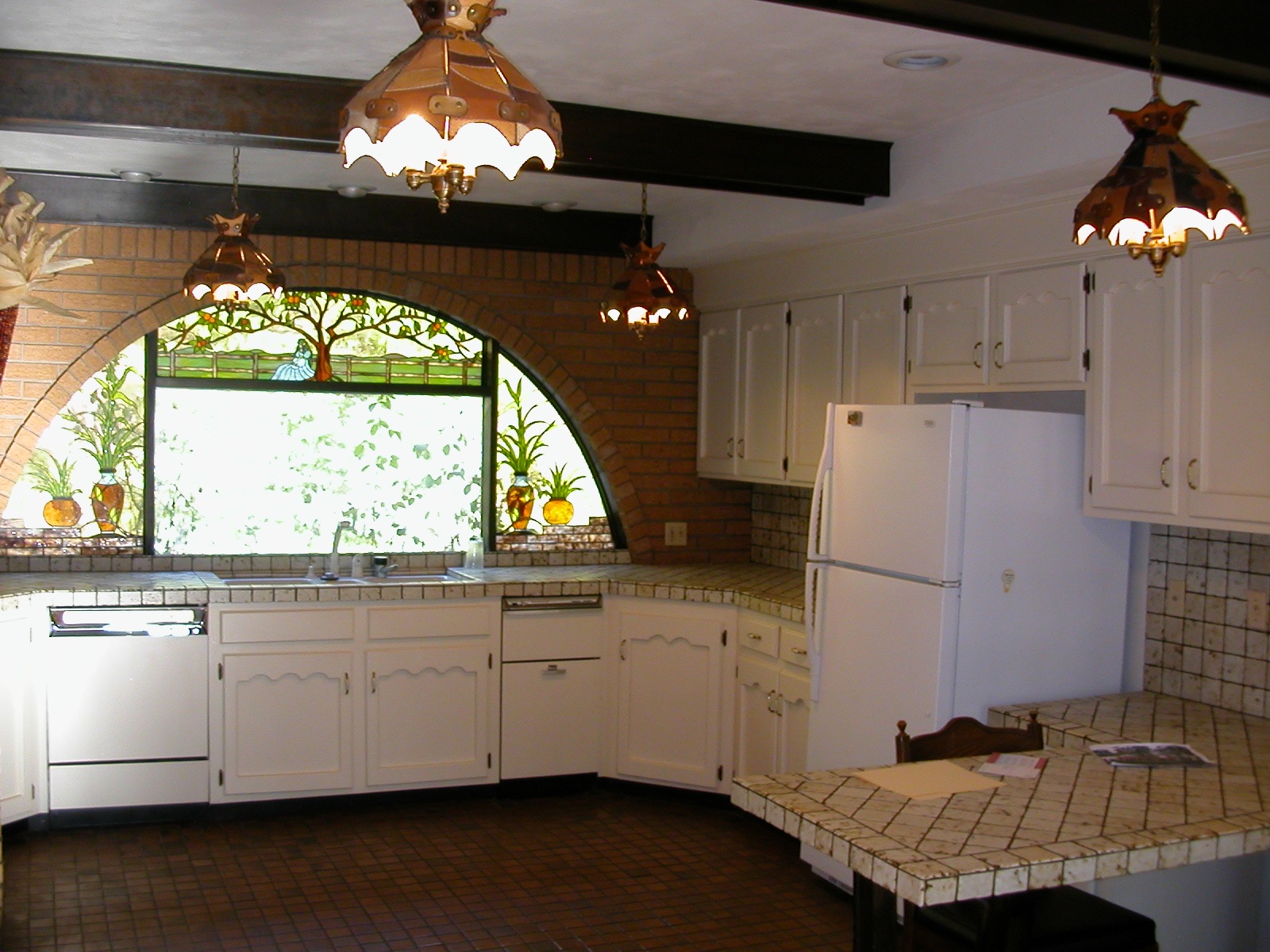20 Kitchen Designs With Beautifully Stained Glass Windows