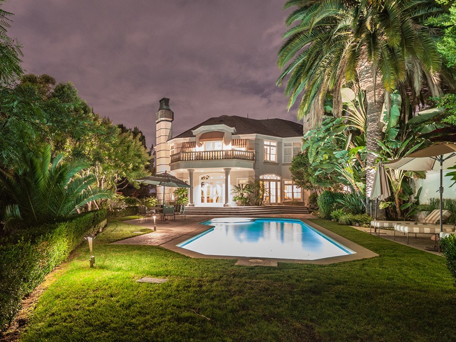 10 Beautiful Beverly Hills Backyards
