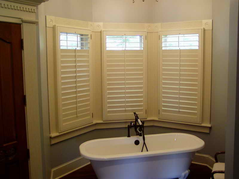 20 Attractive Window Treatment Ideas For Your Bathroom