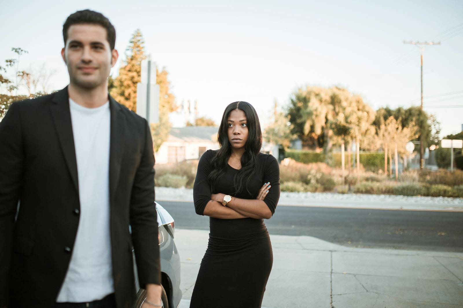 15 Subtle Ways People Hint They Don’t Want You Around Housely