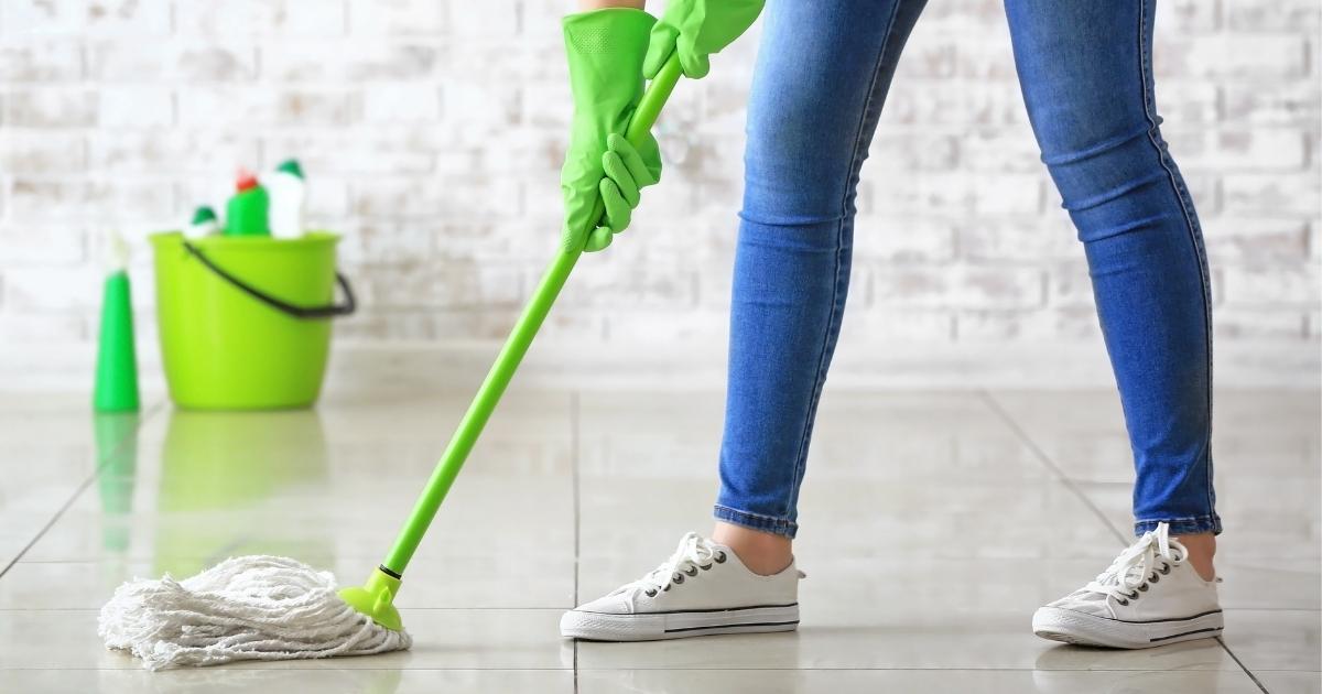 How to Mop a Floor Well Housewife HowTos