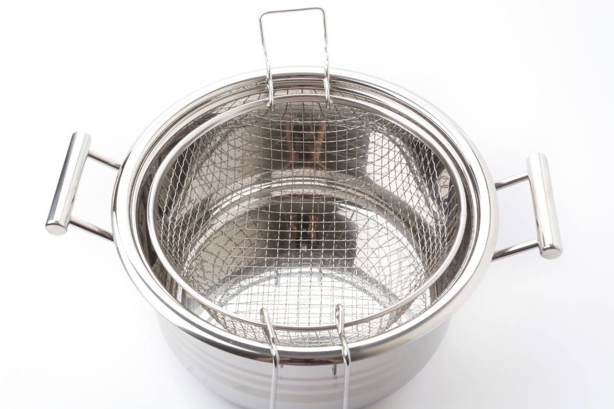 How to clean a deep fryer pot