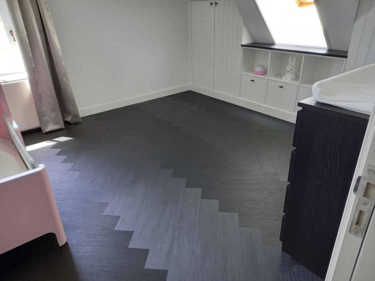 Zwarte PVC visgraat vloer in Veenendaal