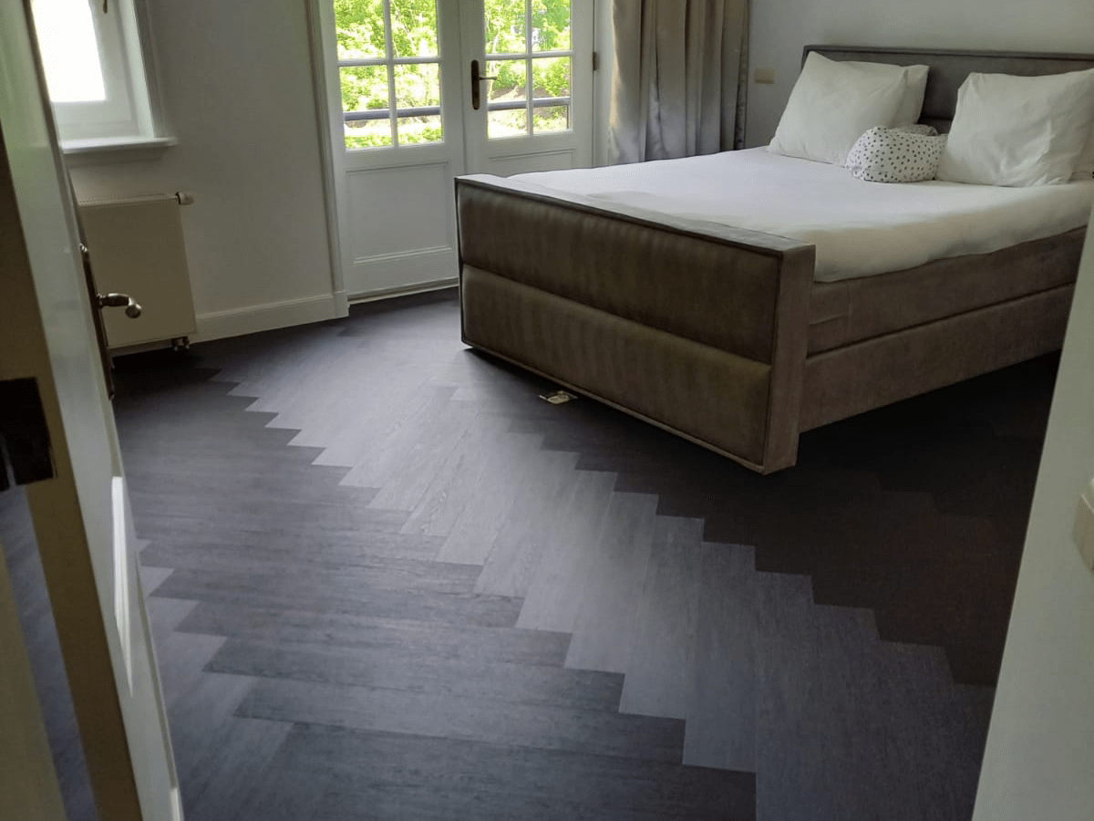 Zwarte PVC visgraat vloer in Veenendaal