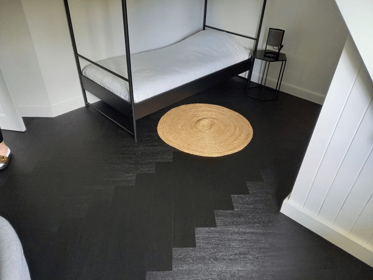 Zwarte PVC visgraat vloer in Veenendaal