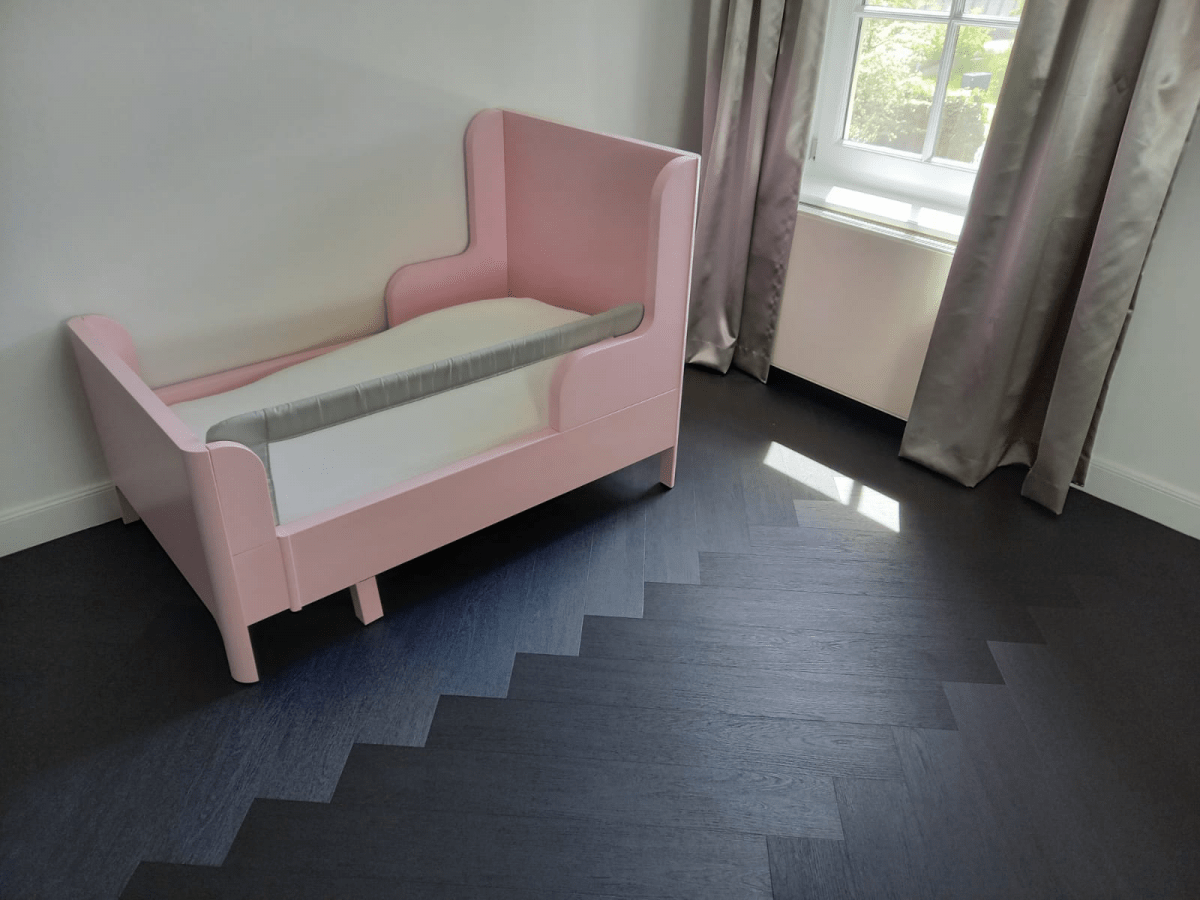 Zwarte PVC visgraat vloer in Veenendaal