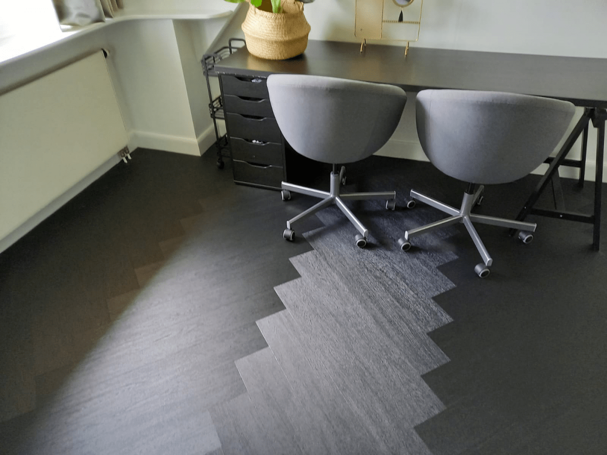 Zwarte PVC visgraat vloer in Veenendaal