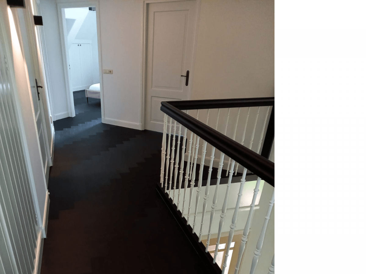 Zwarte PVC visgraat vloer in Veenendaal