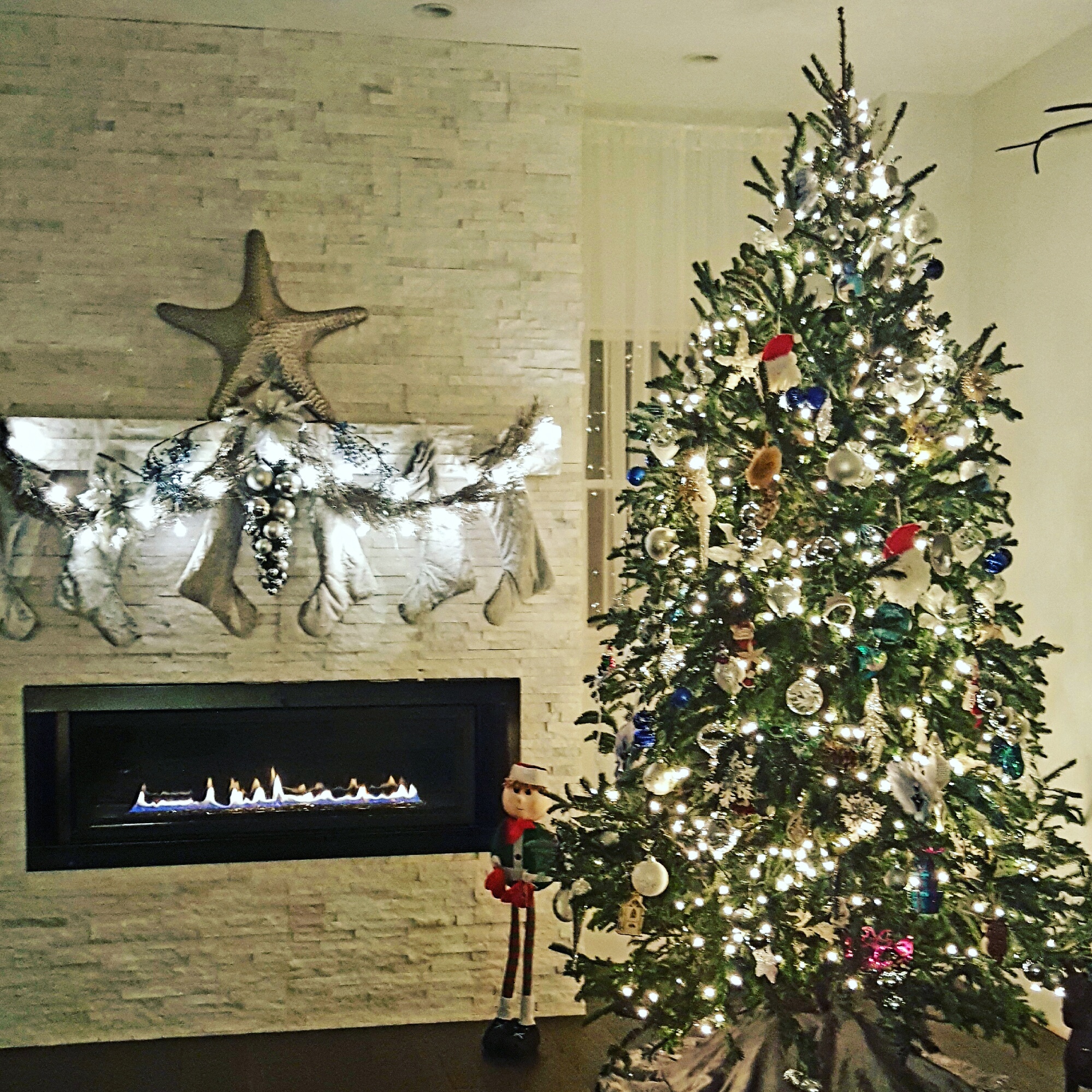 Beautiful Christmas garland for bannister Houzewize