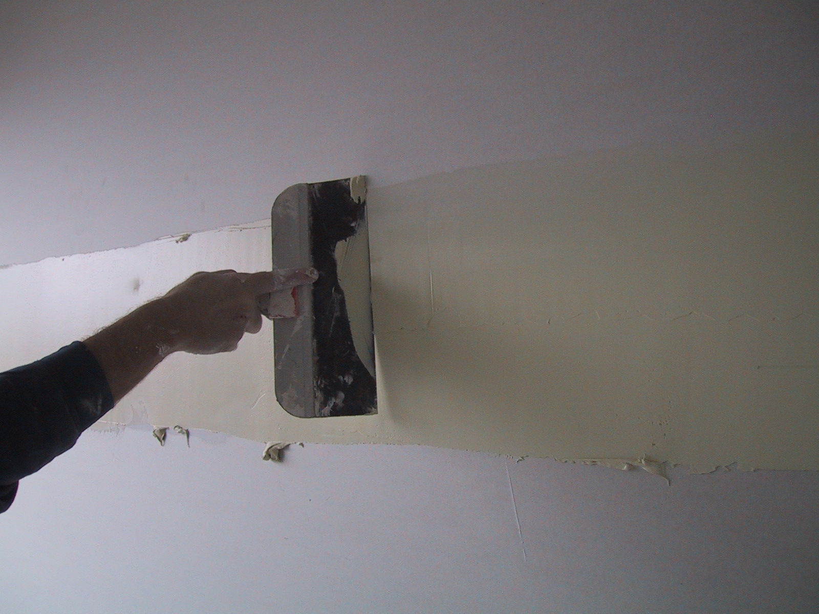 How to plaster, plastering tips, plastering cracks, holes,