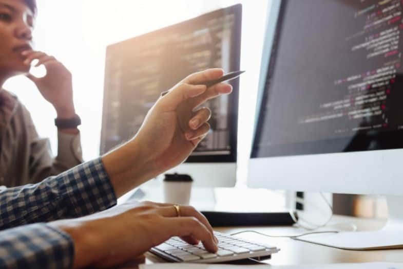 Full Stack Software Engineer Description, Duties, Salary HowChimp