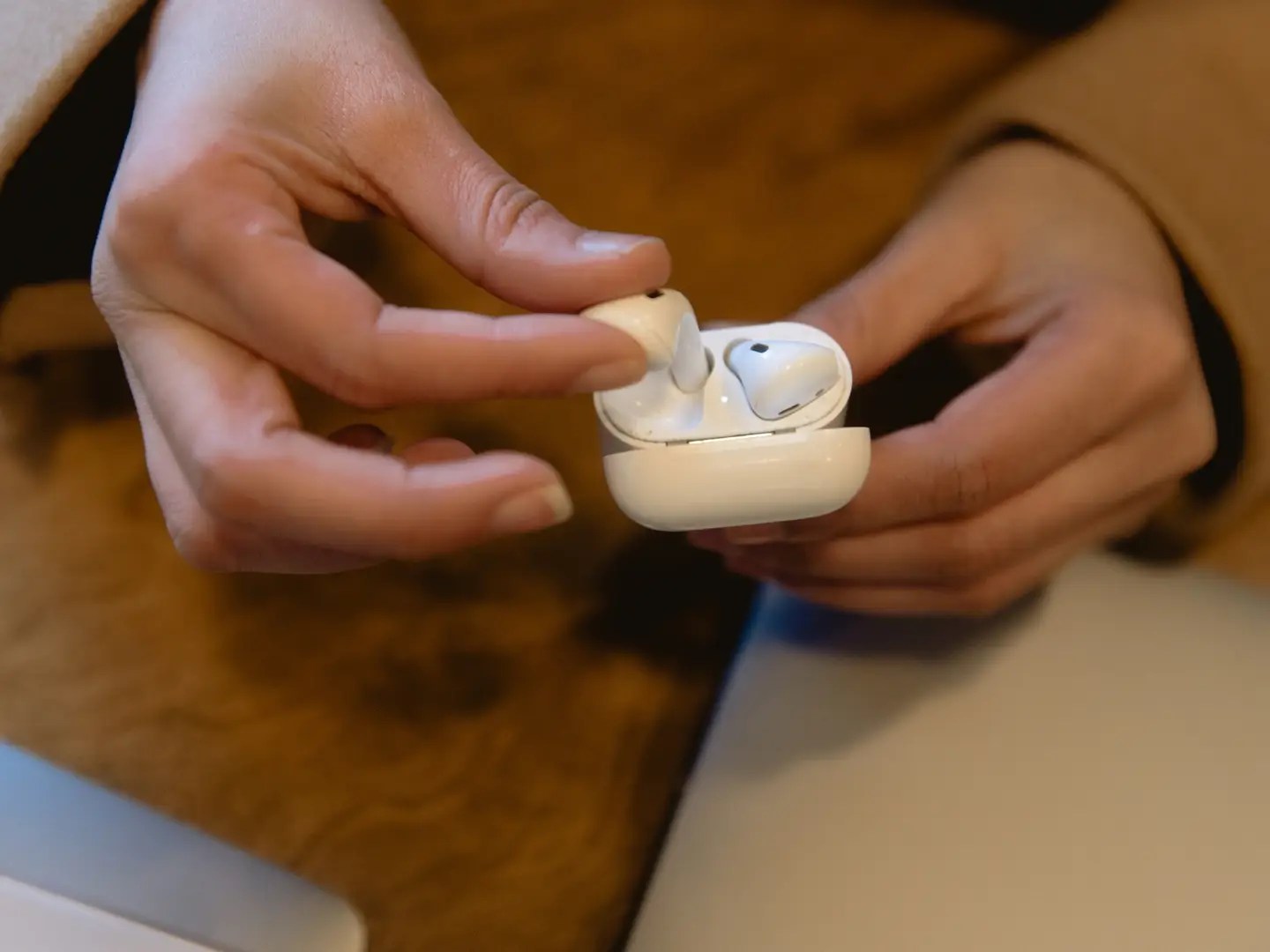 How to Adjust the Volume on Your AirPods & AirPods Pro Howchoo