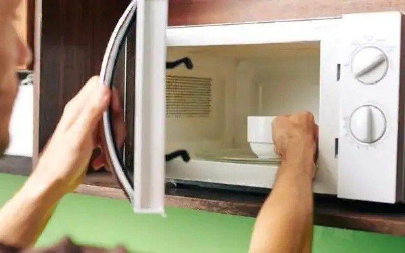 Why GE Microwave Fan Keeps Running When Door Is Closed 2 tips to fix