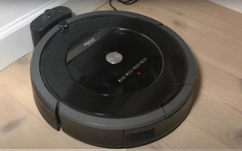 Roomba Flashing Red- How To Clean trash can on a roomba in 3 steps
