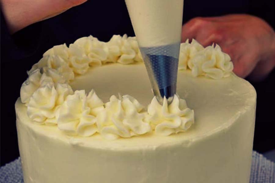How to Ice a Cake with Quick & Easy Instructions