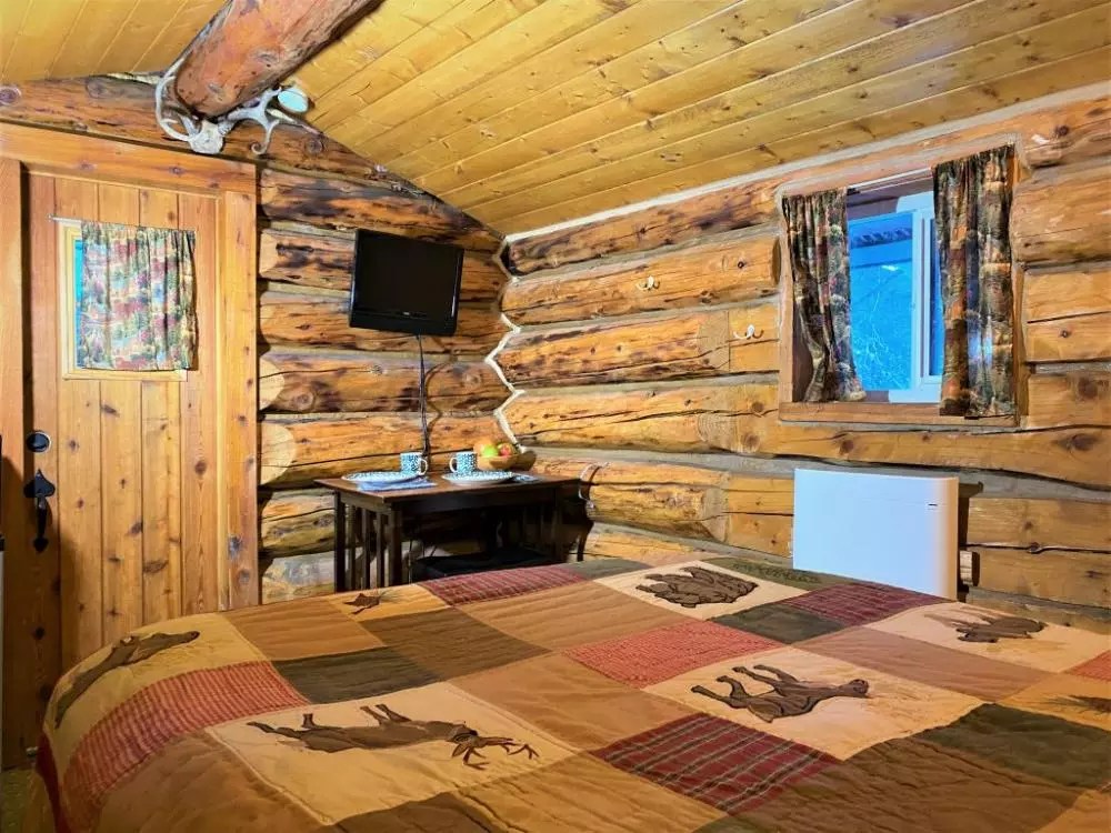 Spend Your Vacation In This Adorable And Cozy Cabin In Alaska