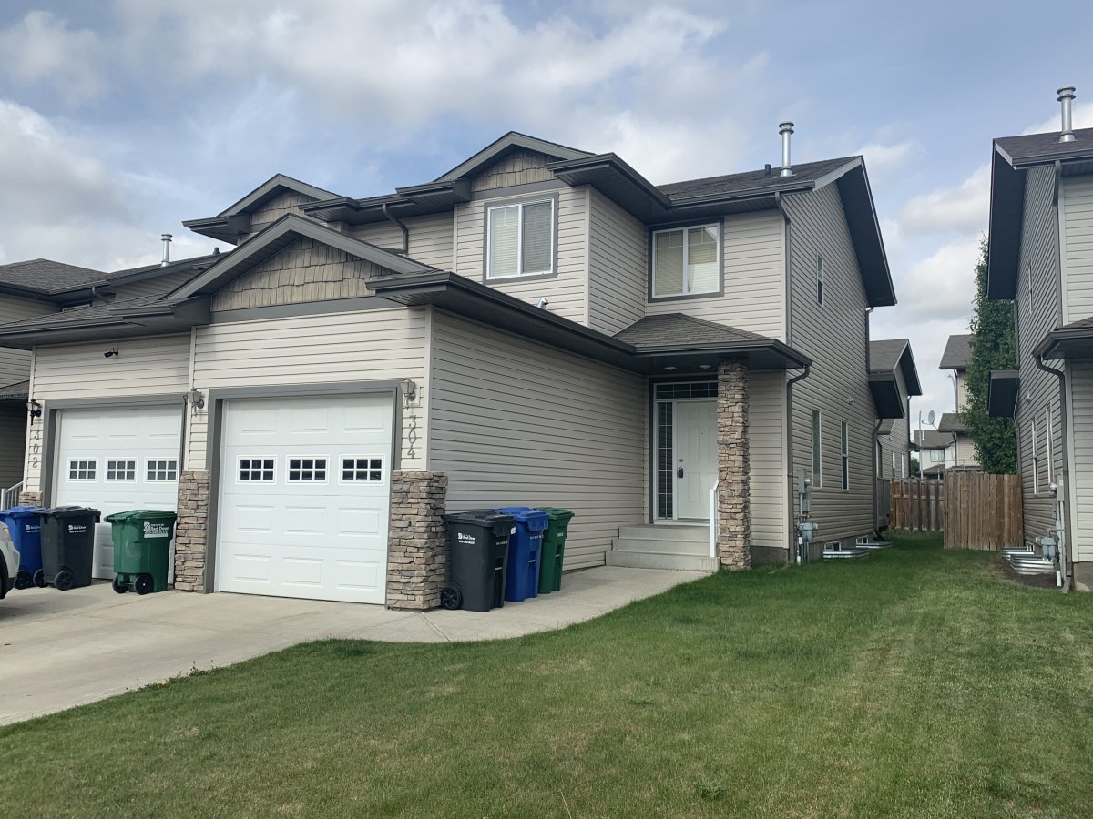 Red Deer Townhouse For Rent 4 Bedrooms 2.5 Bathrooms Price 1550
