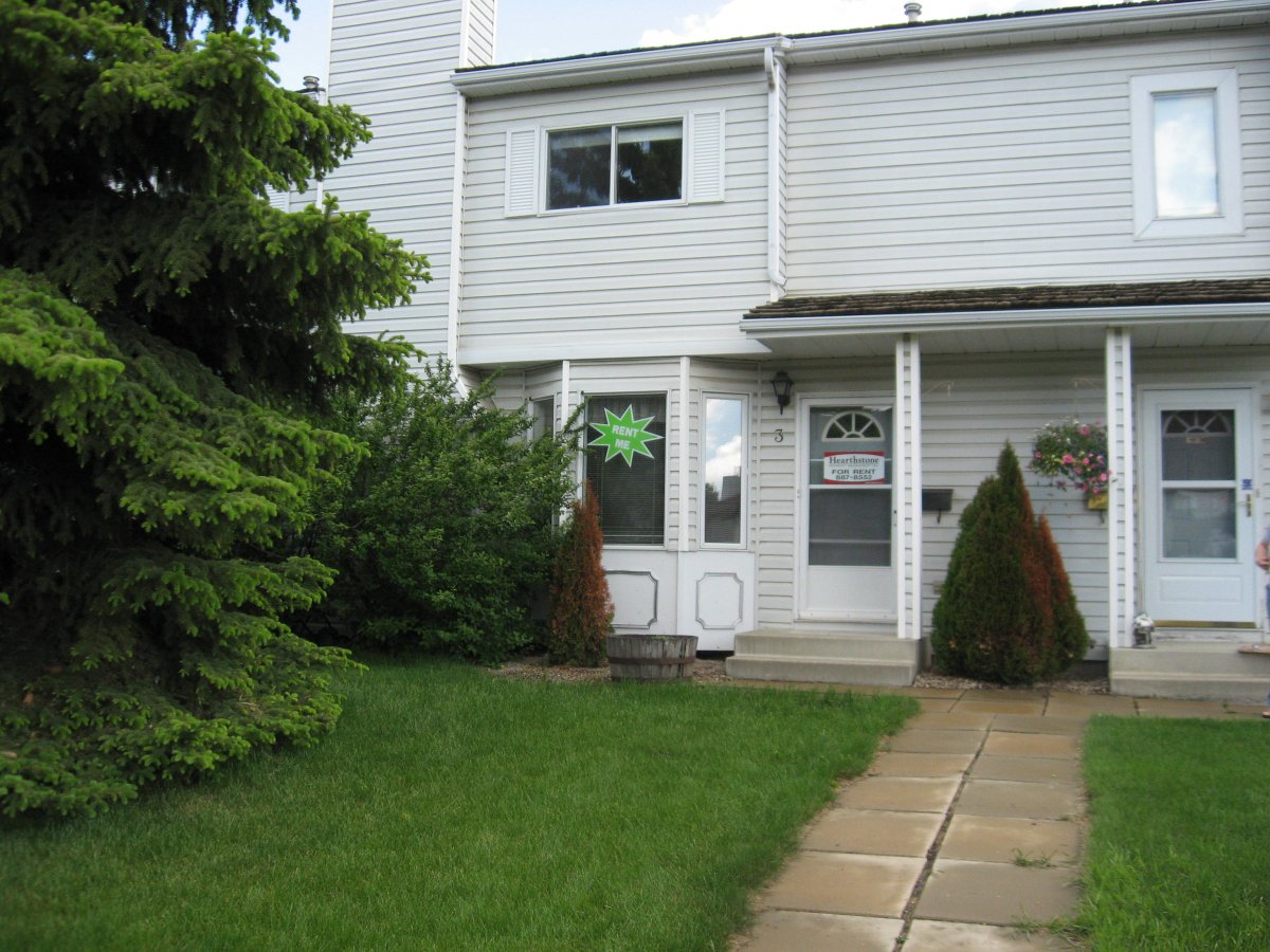 Red Deer Townhouse For Rent 3 Bedrooms 1.5 Bathrooms Price 1250