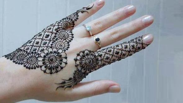हाथों की खूबसूरती बढ़ानी है तो Arabic Mehndi Designs जरूर ट्राई करें