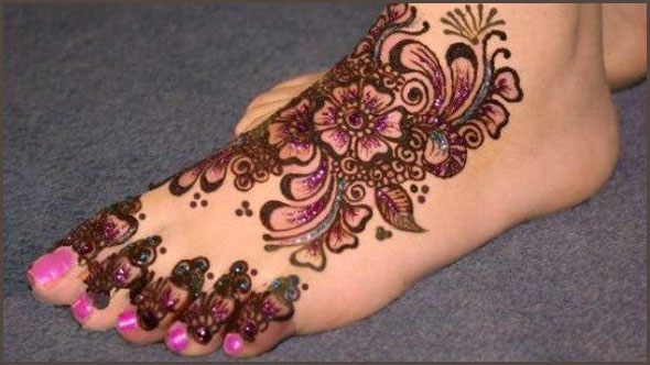 त्योहारों पर पैरों को सजाने के लिए Mehndi Design for Legs