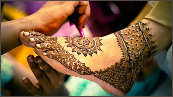 त्योहारों पर पैरों को सजाने के लिए Mehndi Design for Legs