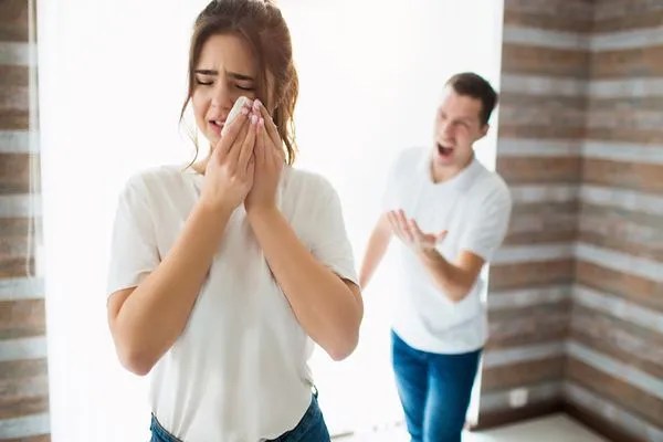 عقاب الرجل الذي يبكي زوجته
