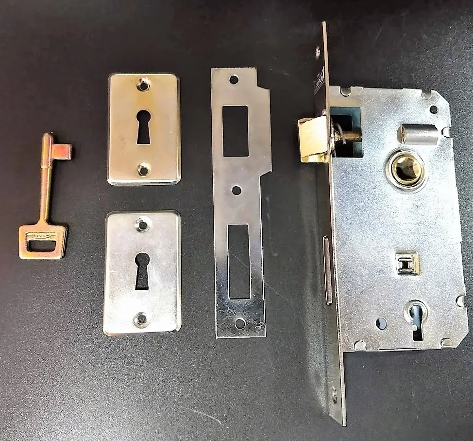 Cerradura Puerta Interior Placa Frente Angosto 101 Niquelada