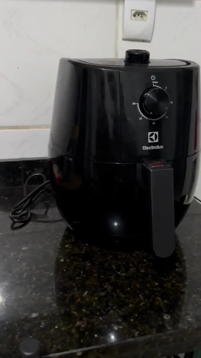 Fritadeira airfryer efficient 3,2l eaf10 preta electrolux cor preto