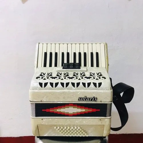 Acordeón Solaris De 26 Teclas Con 3 Registros Tono Sol. MercadoLibre