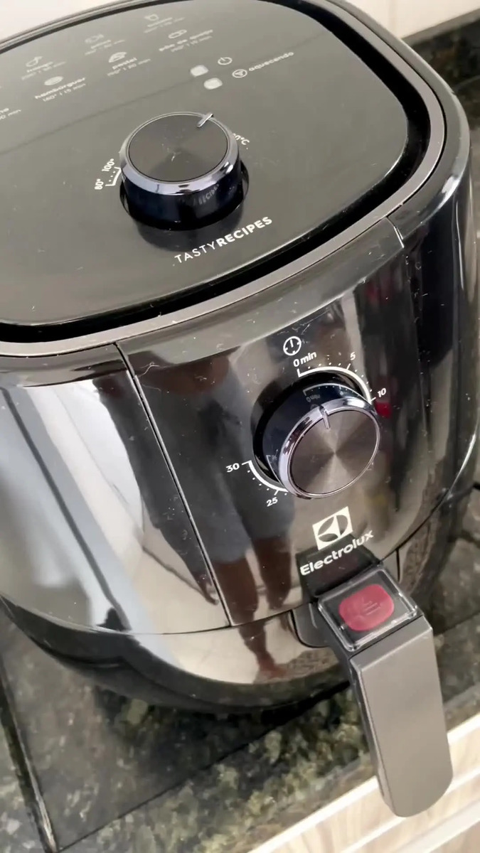 Fritadeira airfryer efficient 3,2l eaf10 preta electrolux cor preto