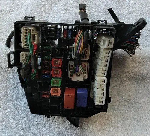 Caja De Fusibles Toyota Yaris 1.5 Std 2006-2015 Original | Envío gratis
