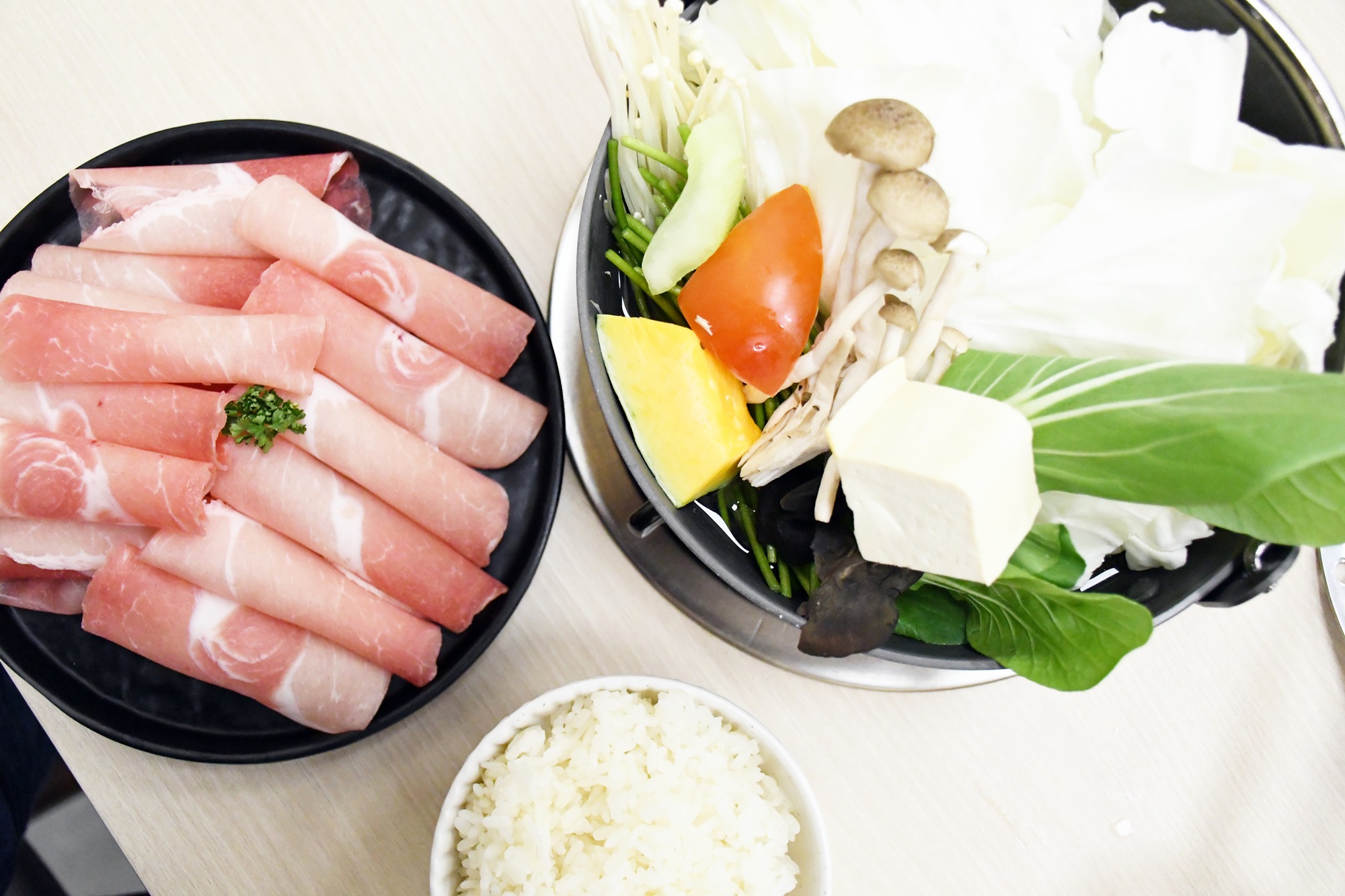 仁武新開點～火鍋戰場再+1【砌鍋-個人鍋物專賣店】以溫馨的氛圍、實在的湯品及菜盤打動人心，冬暖夏涼吃鍋都合適