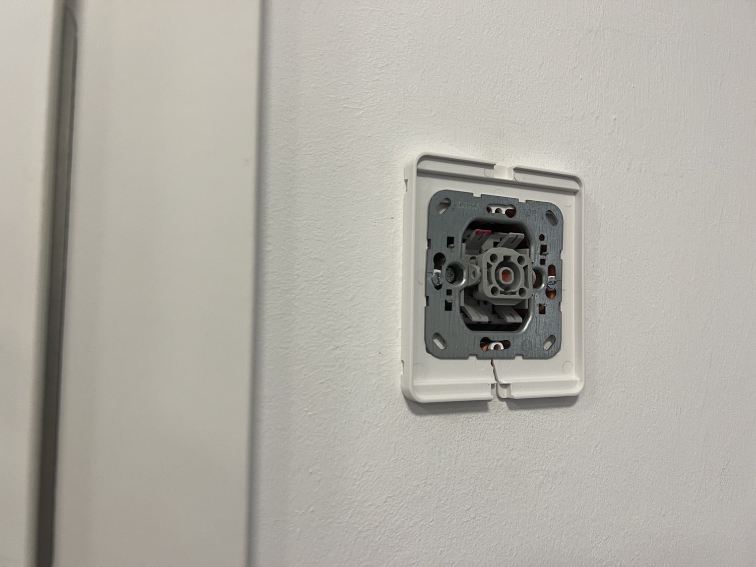 Without removing the light switch Handy frame for the new dimmer