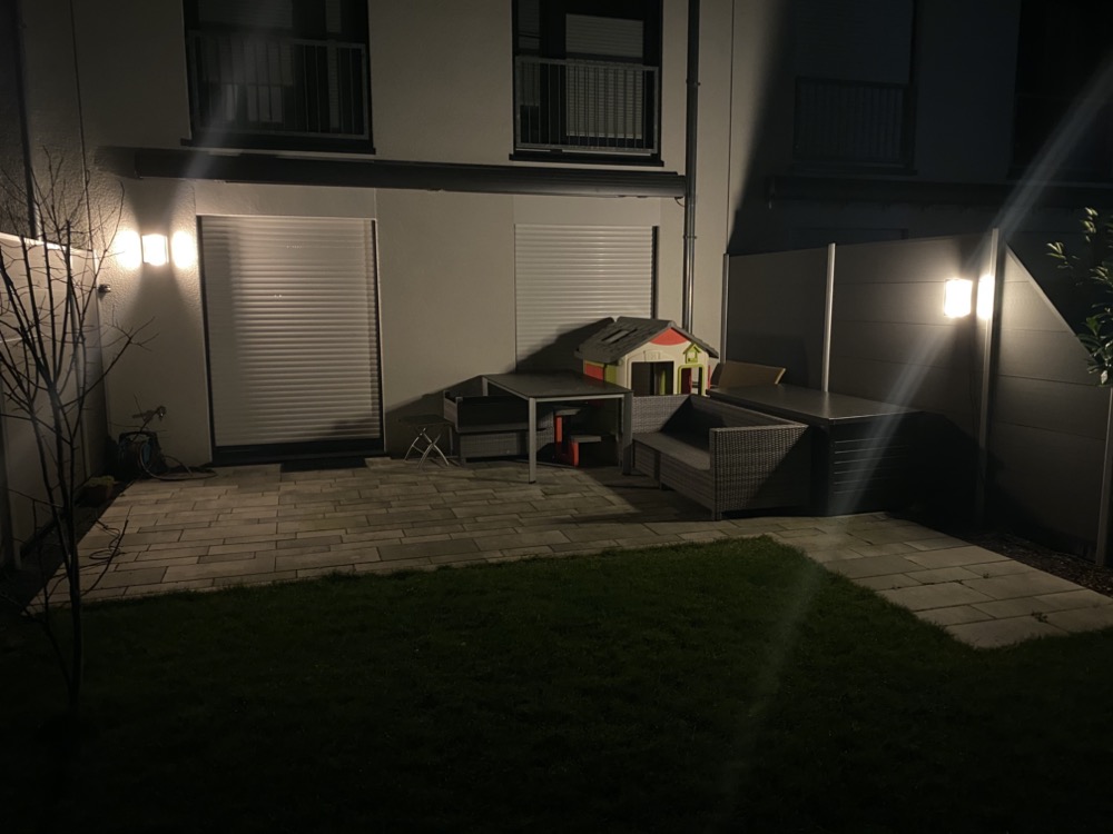 Hue Impress auf meiner Terrasse Einmal mit und einmal ohne Kabel