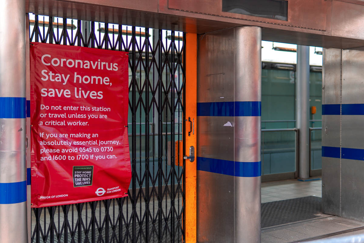 51 Eerie Photos Show London's Deserted Streets During