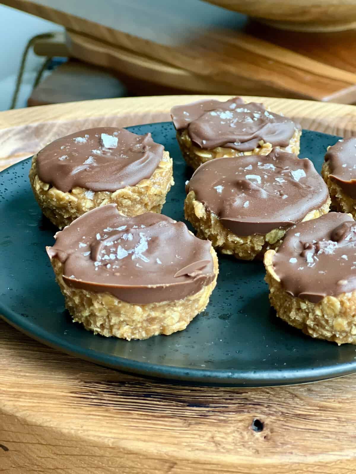 6 Ingredients No Bake Peanut Butter Chocolate Oat Cups (Vegan) Hungry