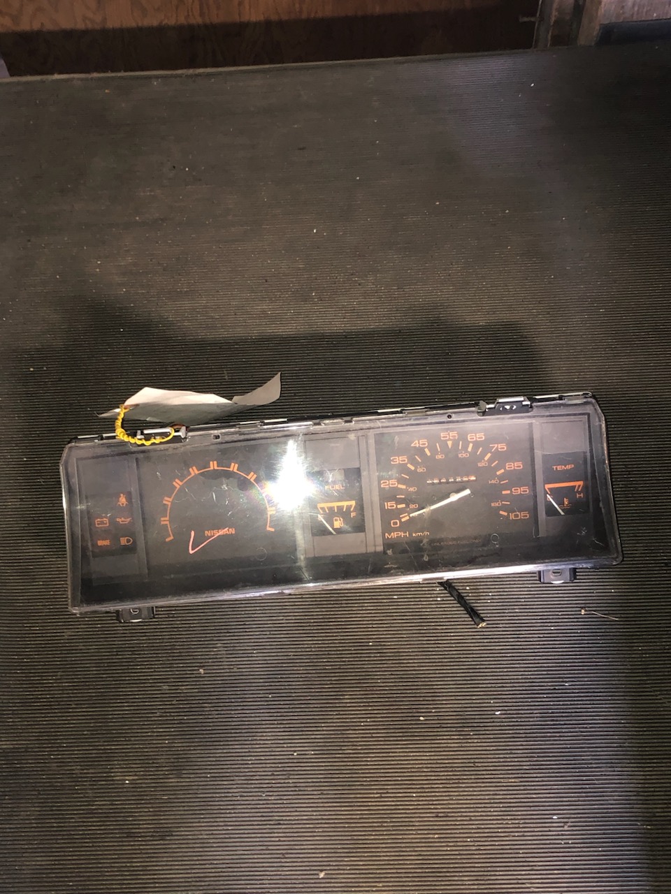 Instrument cluster for a 198689 Nissan D21 pickup truck Gauge cluster