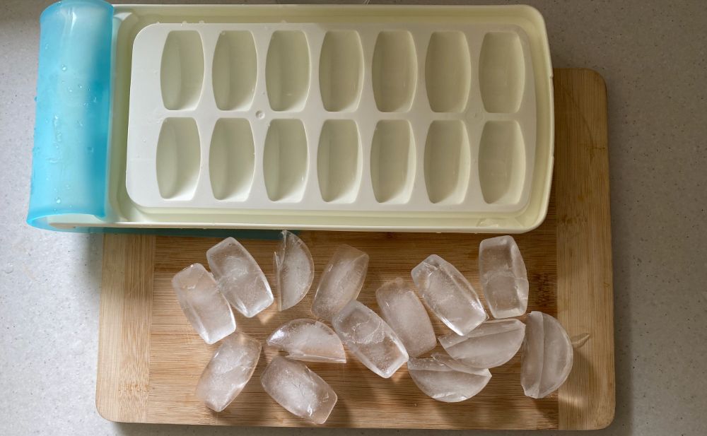 7 Ways To Get Ice Cubes Out Of The Tray Easily
