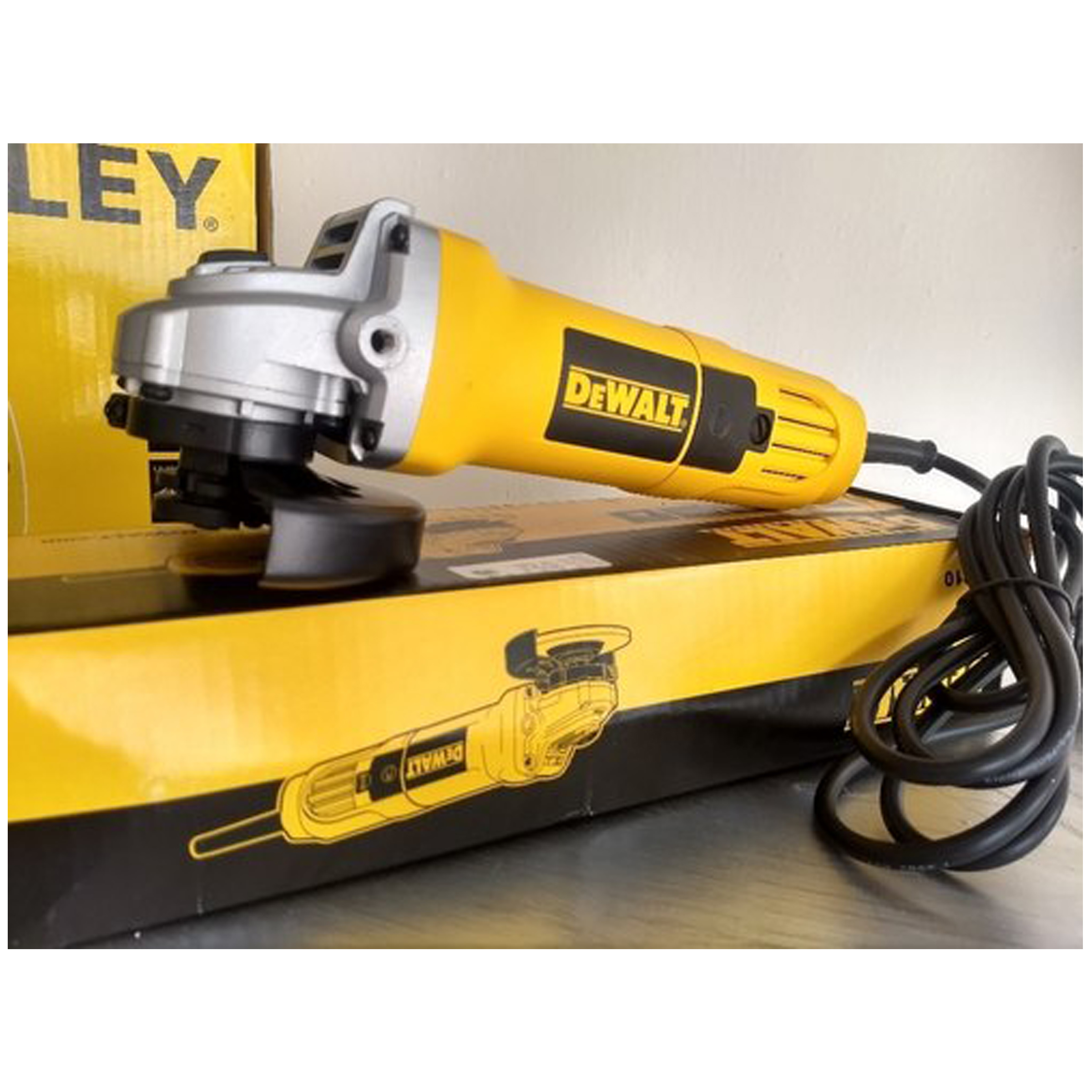 Dewalt DW810B Angle Grinder, Toggle Switch, 4", 680W
