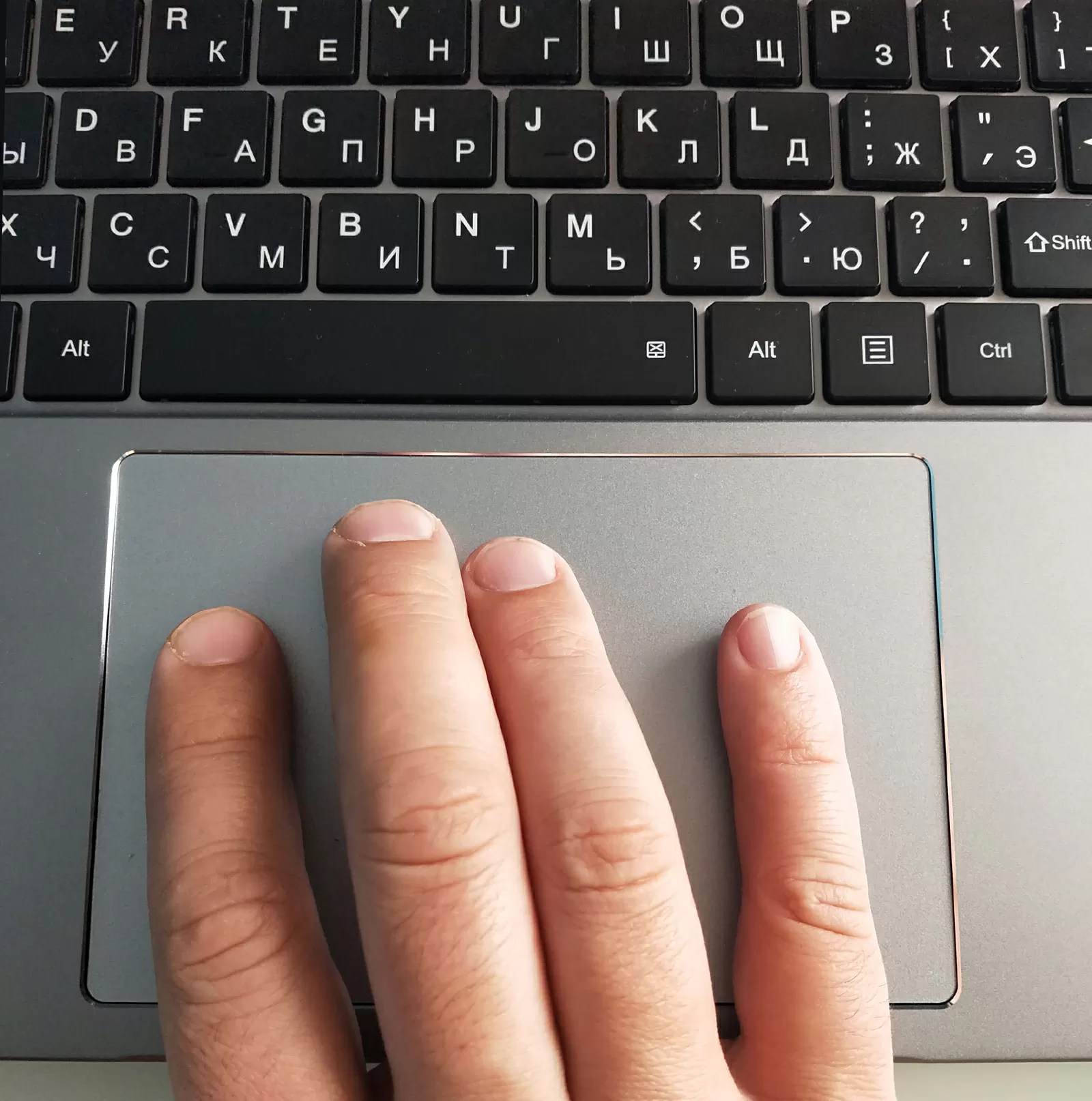 Choosing an office laptop for Linux on the example of Hiper Expertbook