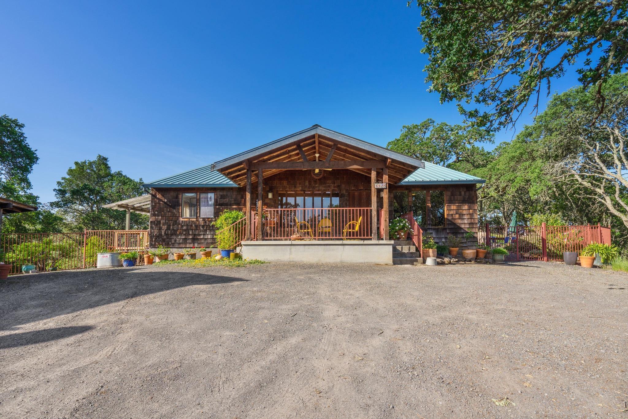 Healdsburg Home with Magnificent Vineyard View 2 Bedroom Home