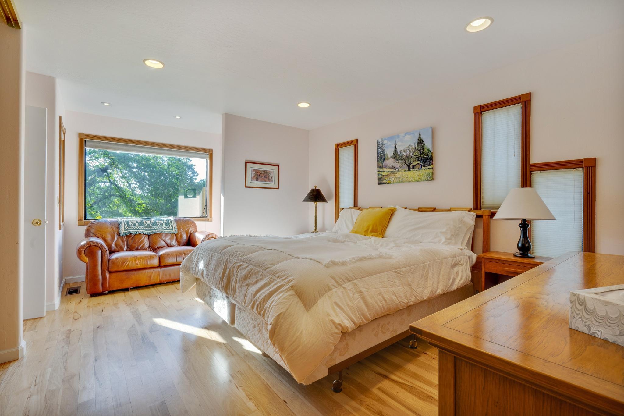 Healdsburg Home with Magnificent Vineyard View 2 Bedroom Home