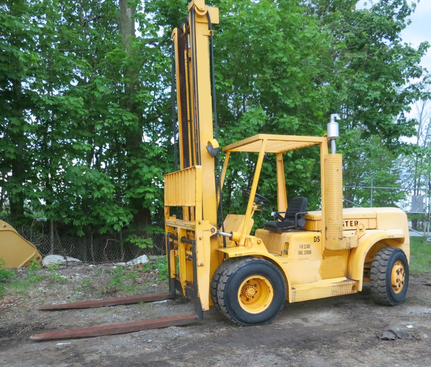 15,000 lb. Cap. Hyster Forklift, Perkins Diesel, Dual air tires