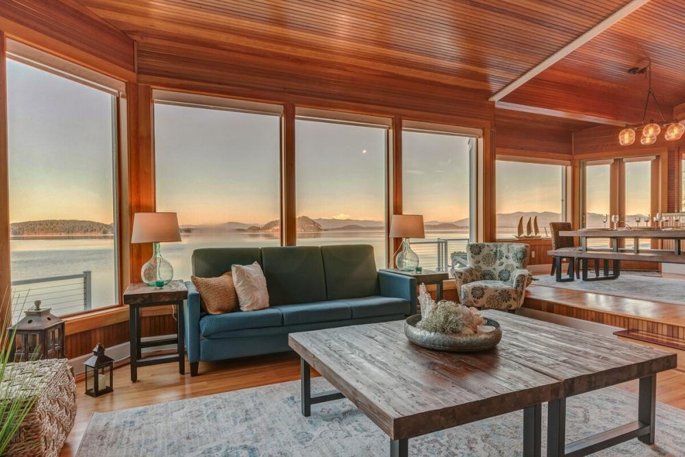 Check Out the Interior of This Fantastic Beach House in Oak Harbor