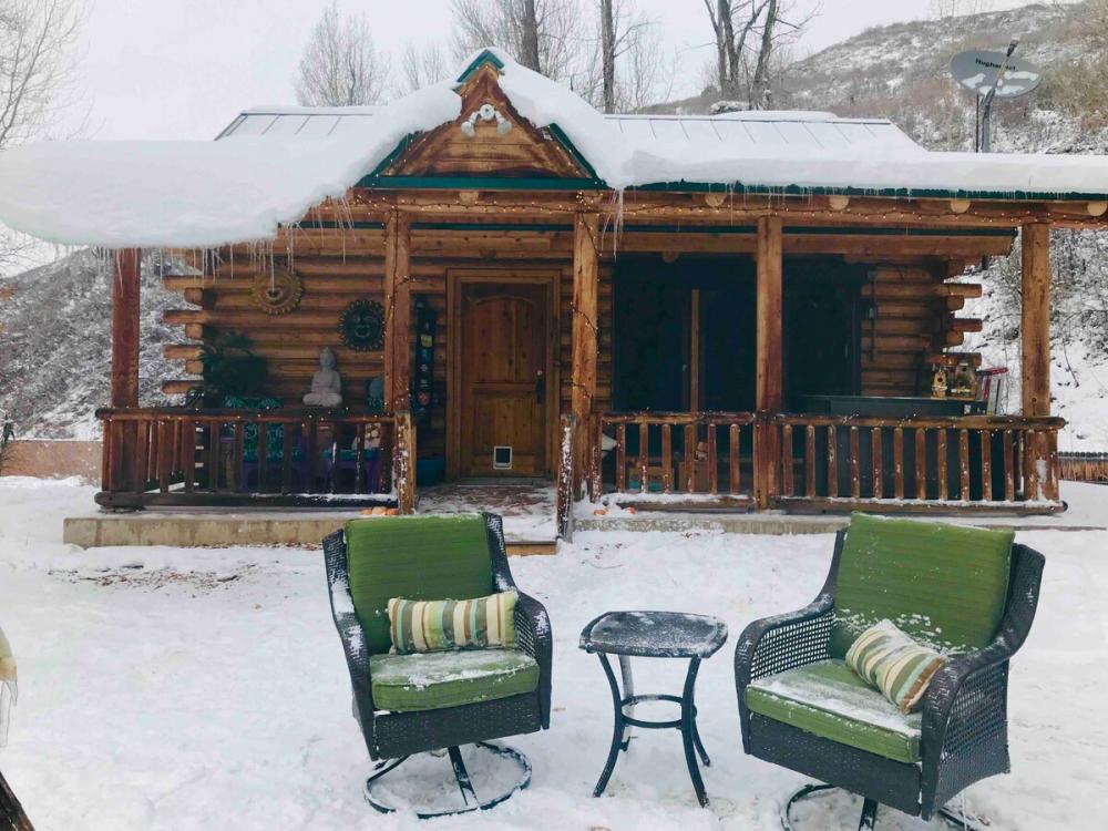 Come Stay in This Magnificent Log Cabin In Kamas, Utah